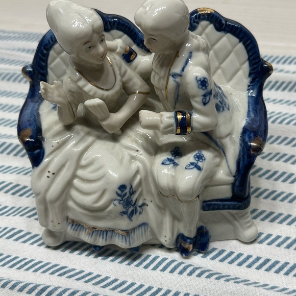 Rare Victorian Delft Blue Porcelain “Courting Couple” - Picture 3 of 8
